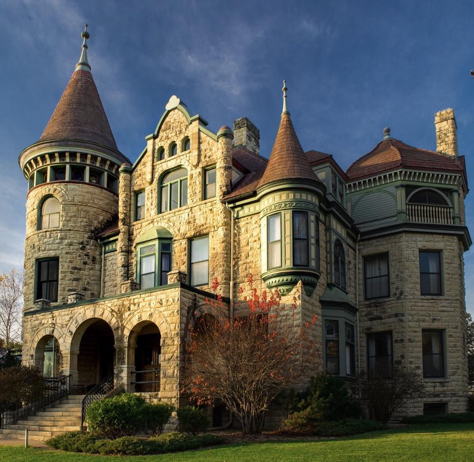 Castle La Crosse Bed & Breakfast Exterior photo